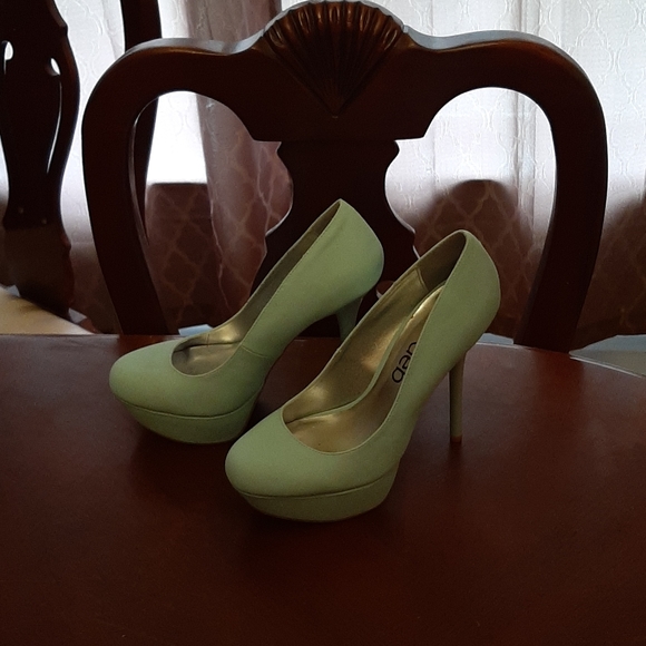 Mint colour green heels size 9 - Picture 2 of 2